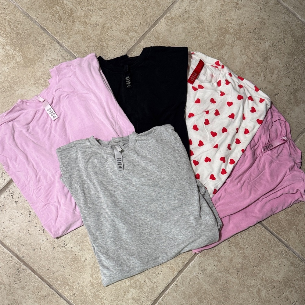 SKIMS, oversized T-shirt pajamas - Black, Gray, Pink, White with Red Hearts